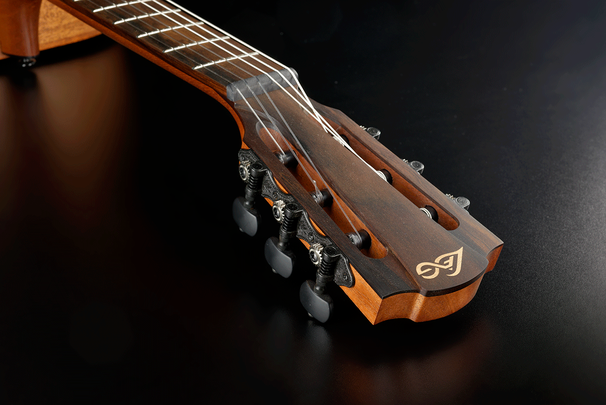 LÂG Escapade | Nejlonhúros piros Cedar Classical elektroakusztikus gitár