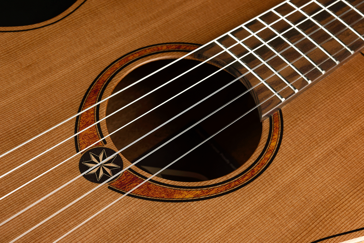 LÂG Escapade | Nejlonhúros piros Cedar Classical elektroakusztikus gitár