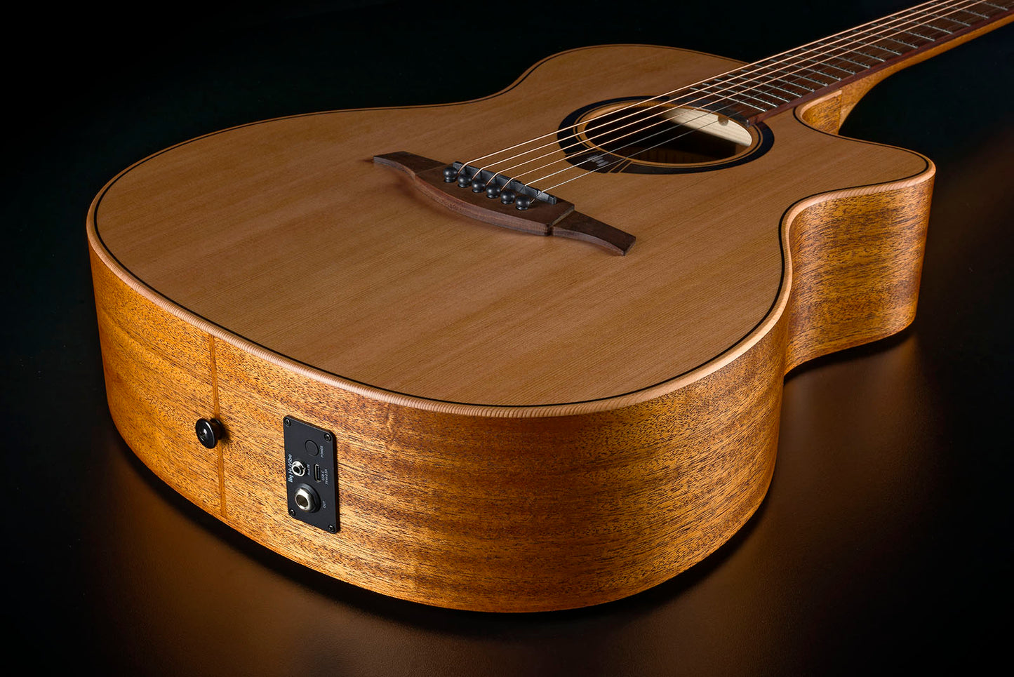 LÂG HyVibe | 10 Chitară electro-acustică auditorium cu cutaway