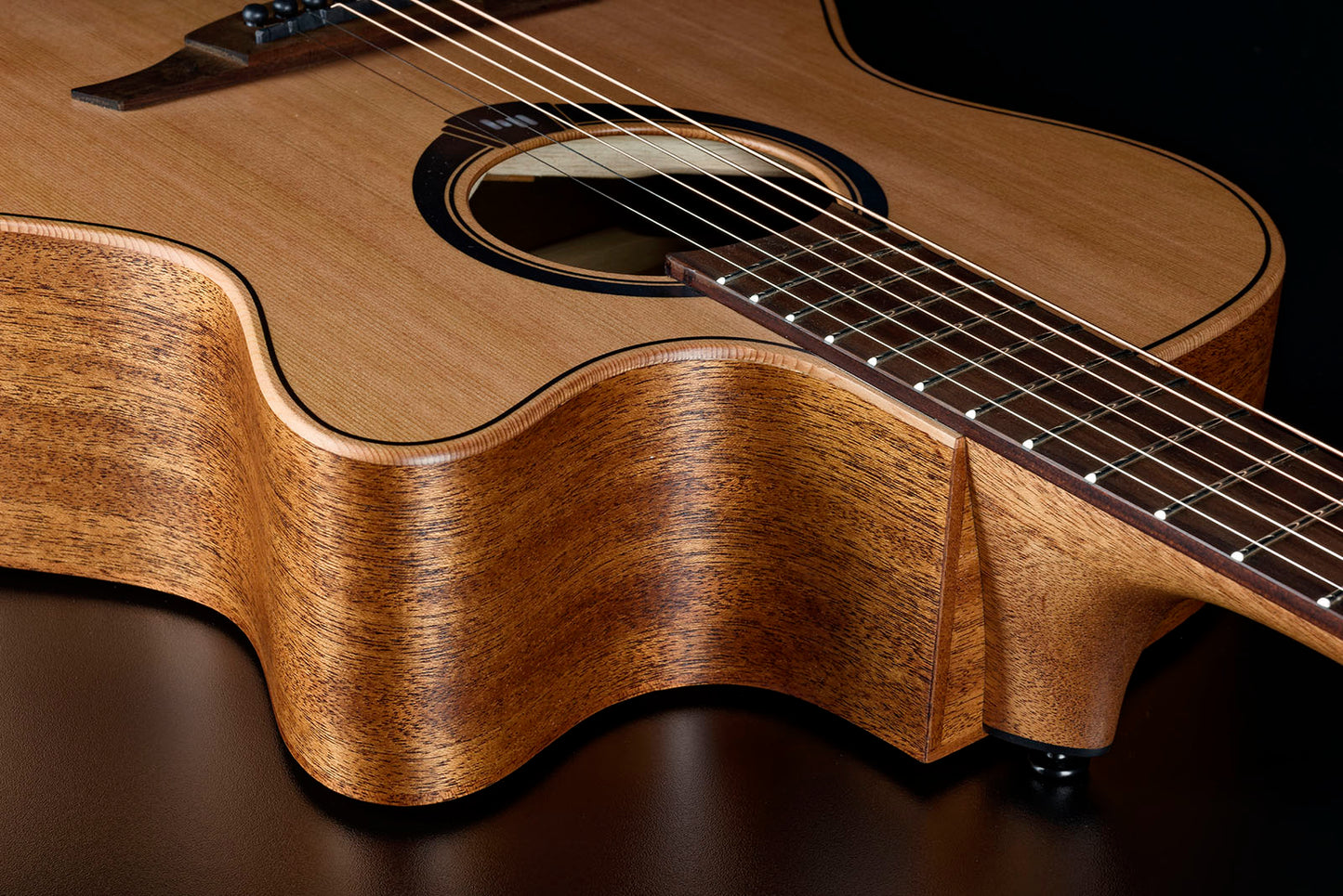 LÂG HyVibe | 10 Chitară electro-acustică auditorium cu cutaway